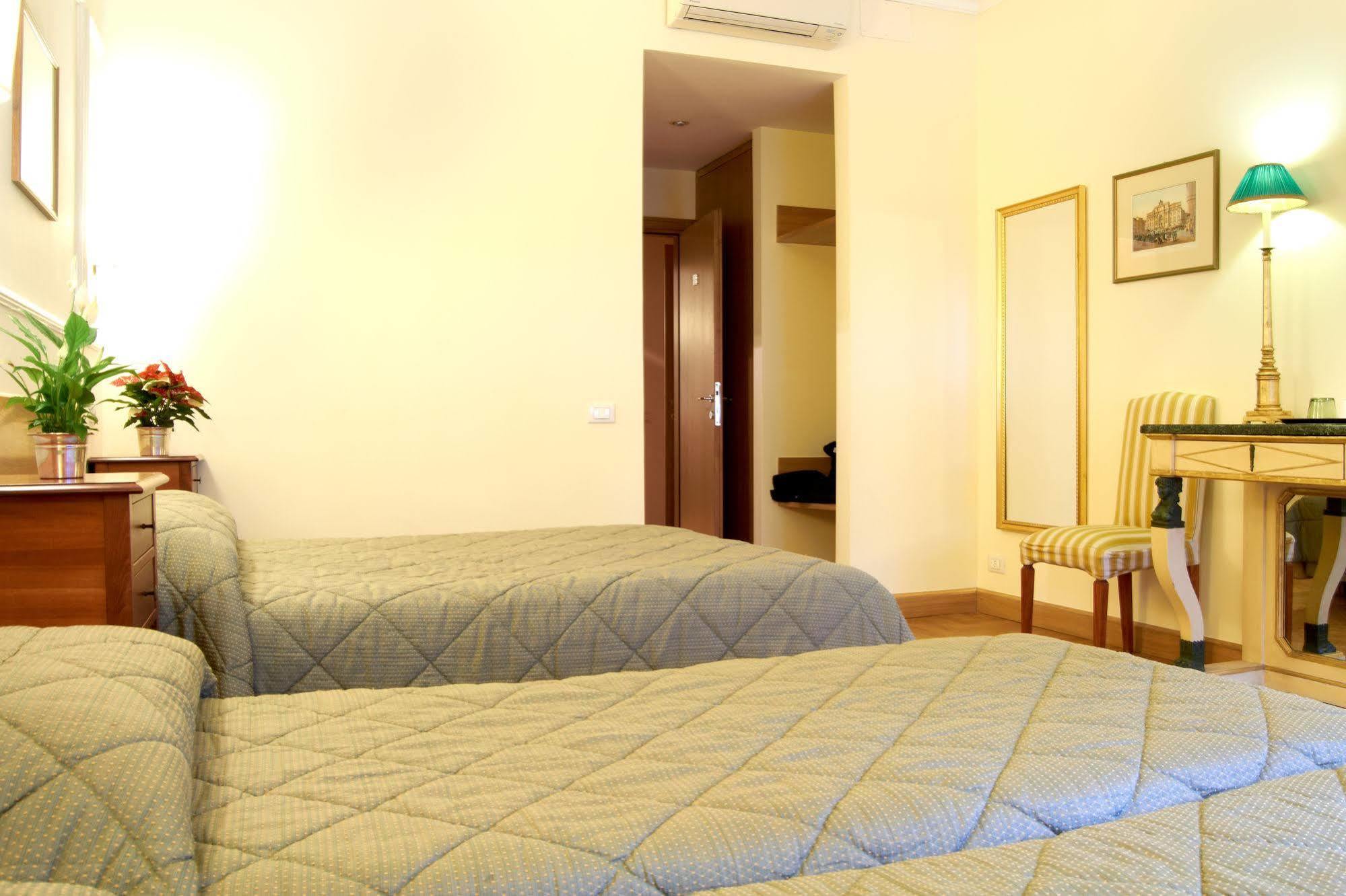Acomodação com café da manhã  Domus Cavour 3*