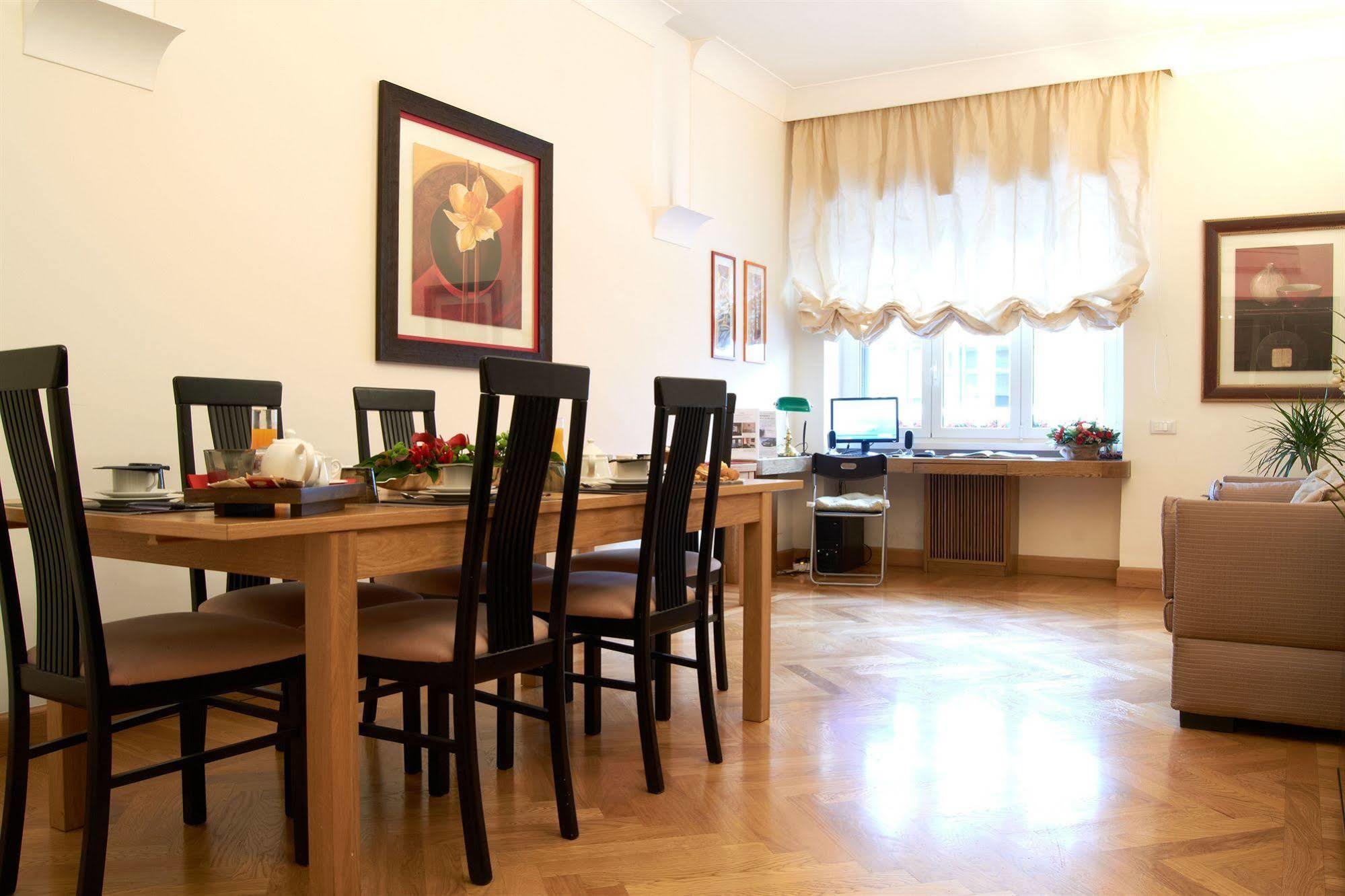 Acomodação com café da manhã  Domus Cavour 3*
